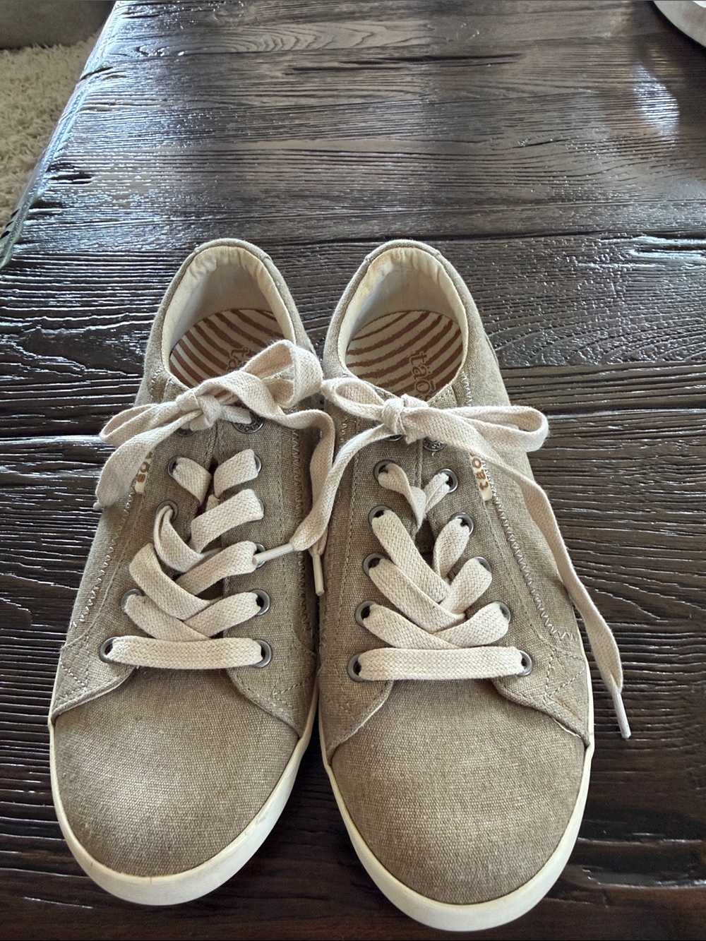 Taos Footwear Women's Light Beige Canvas Lace-Up Sneakers